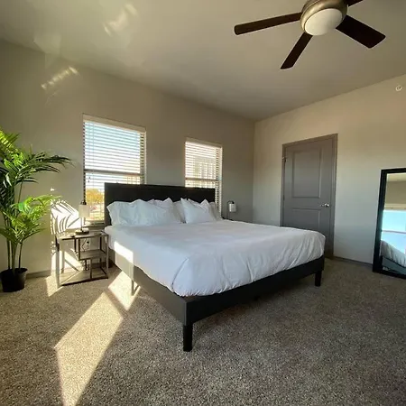 King Beds-Lg Apt-65 Inch Roku-Walk To Food And Drinks Apartment